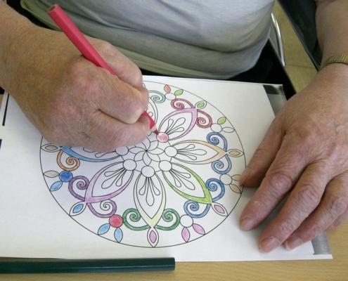 Gemeinsame Aktivität in der Beschäftigungstherapie